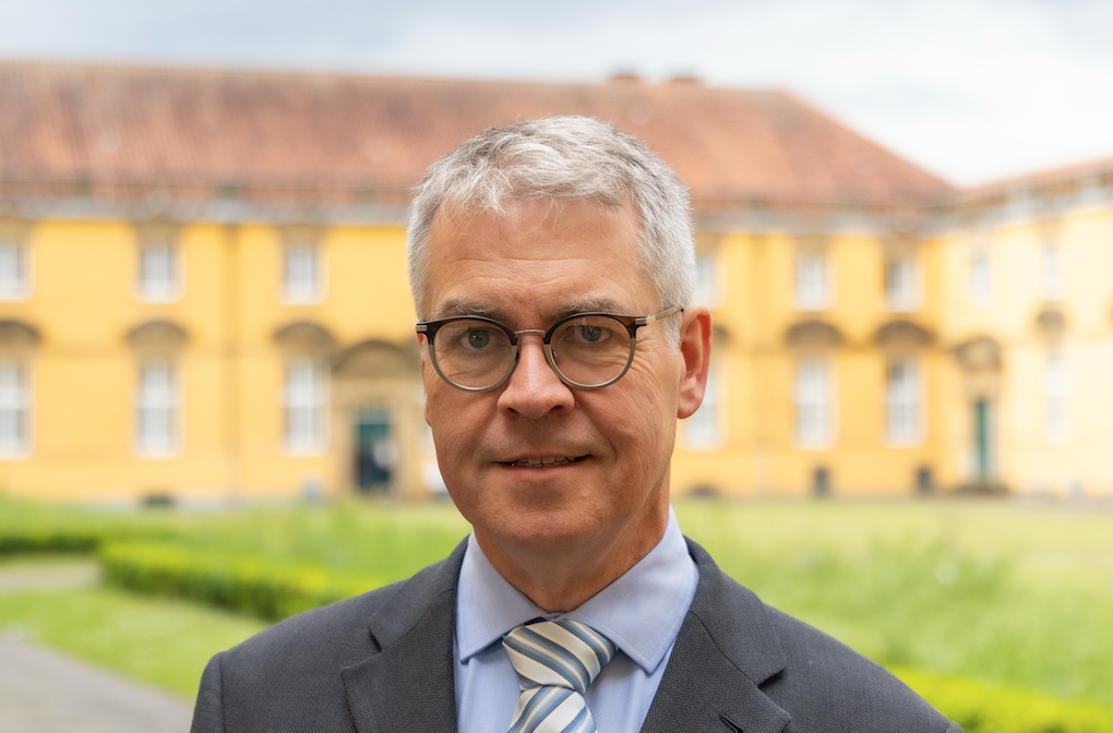 Bild von Markus Zimmer vor dem Schloss der Universität Osnabrück.