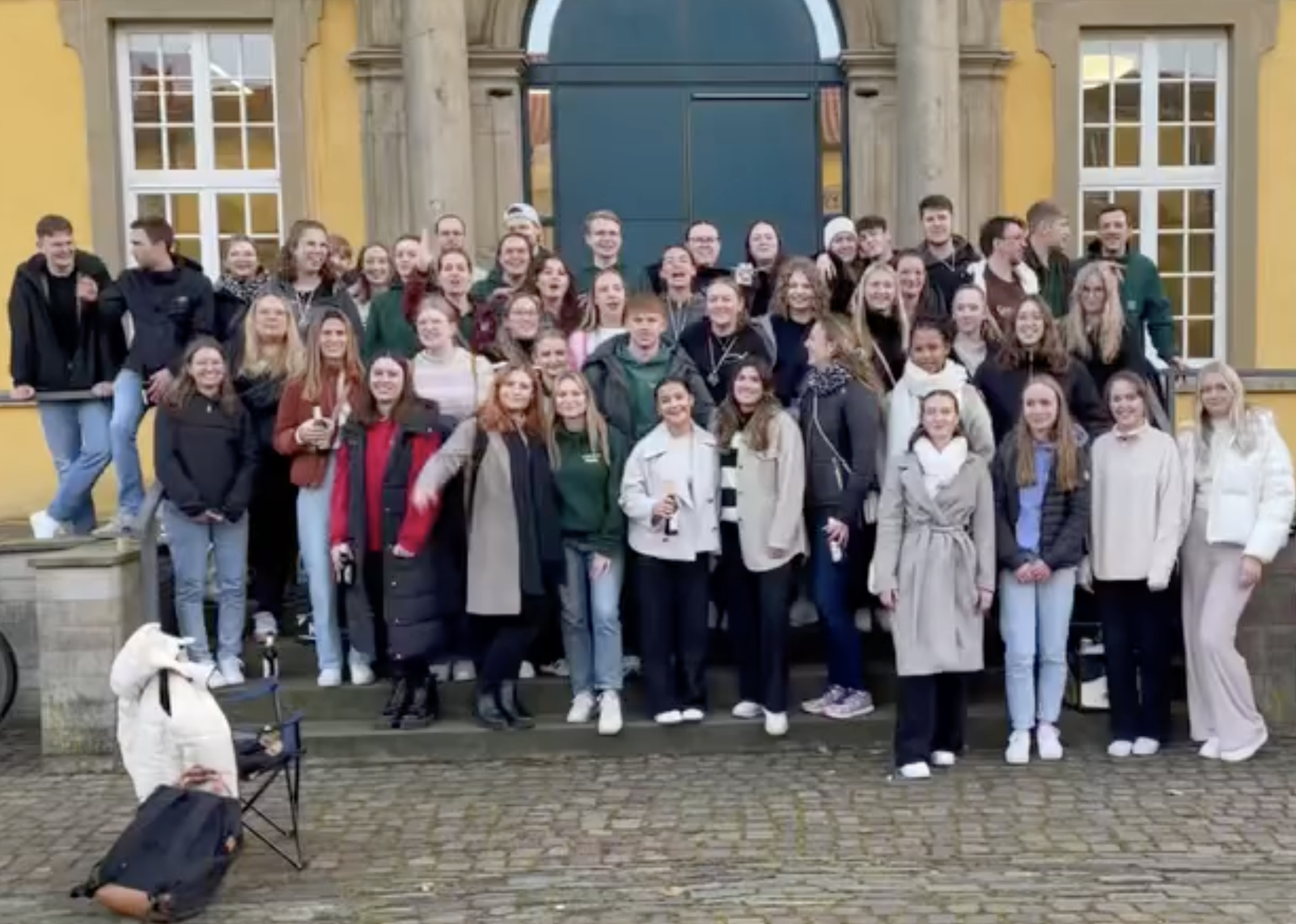 Bild von einer Menschengruppe vor dem Schloss der Universität Osnabrück Bild von einer Menschengruppe vor dem Schloss der Universität Osnabrück