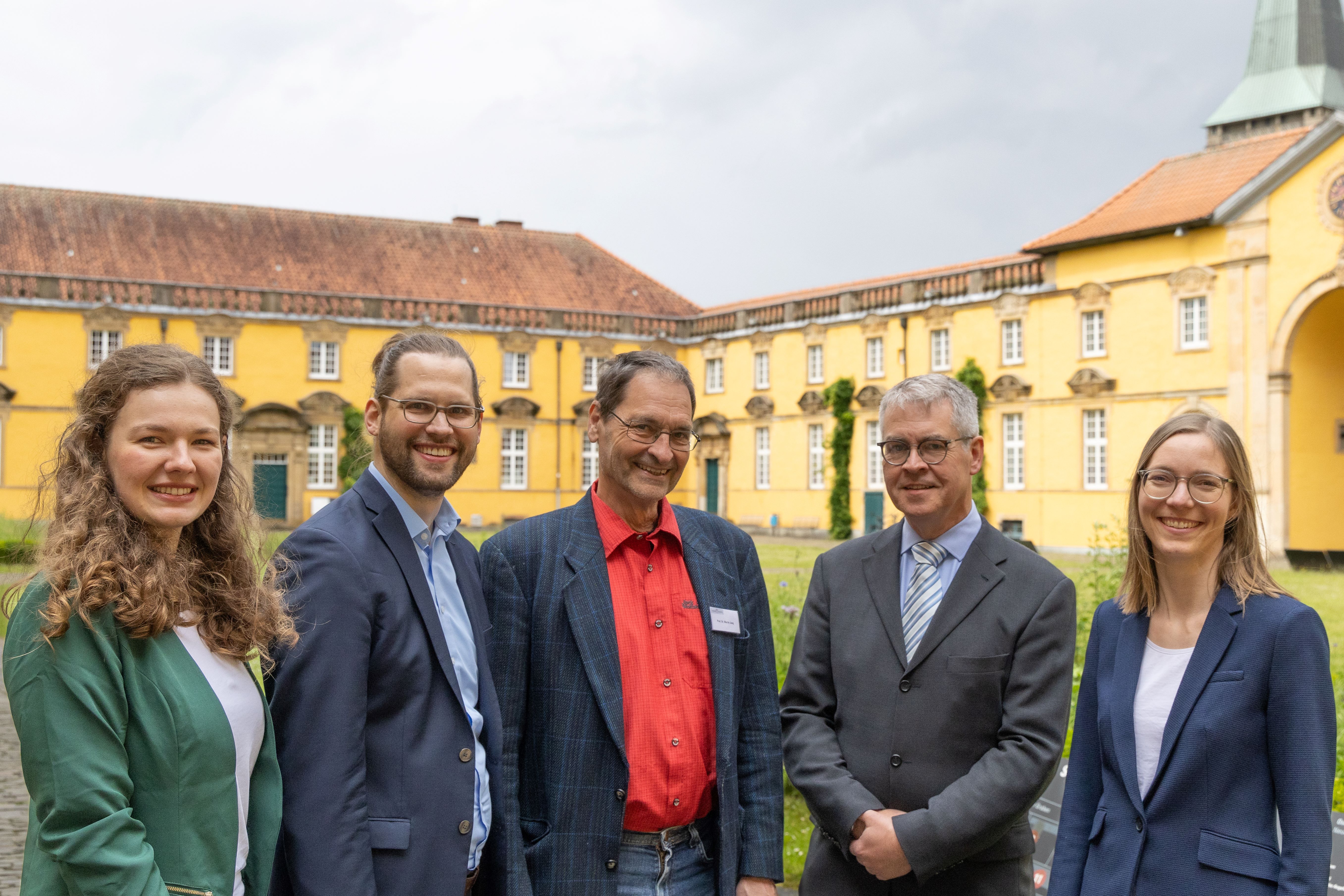 Personengruppe vor dem Osnabrücker Schloss. Personengruppe vor dem Osnabrücker Schloss.