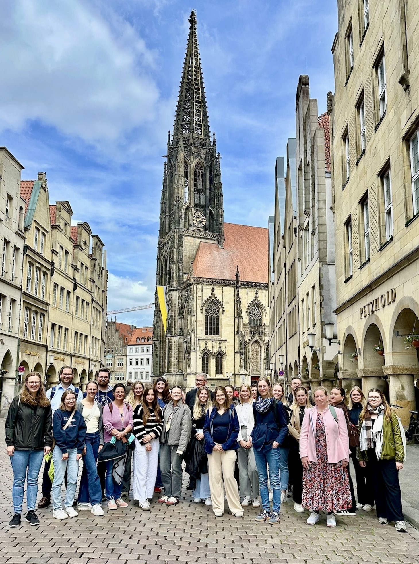 Die Teilnehmenden des Studientages vor der Lambertikirche in Münster Die Teilnehmenden des Studientages vor der Lambertikirche in Münster