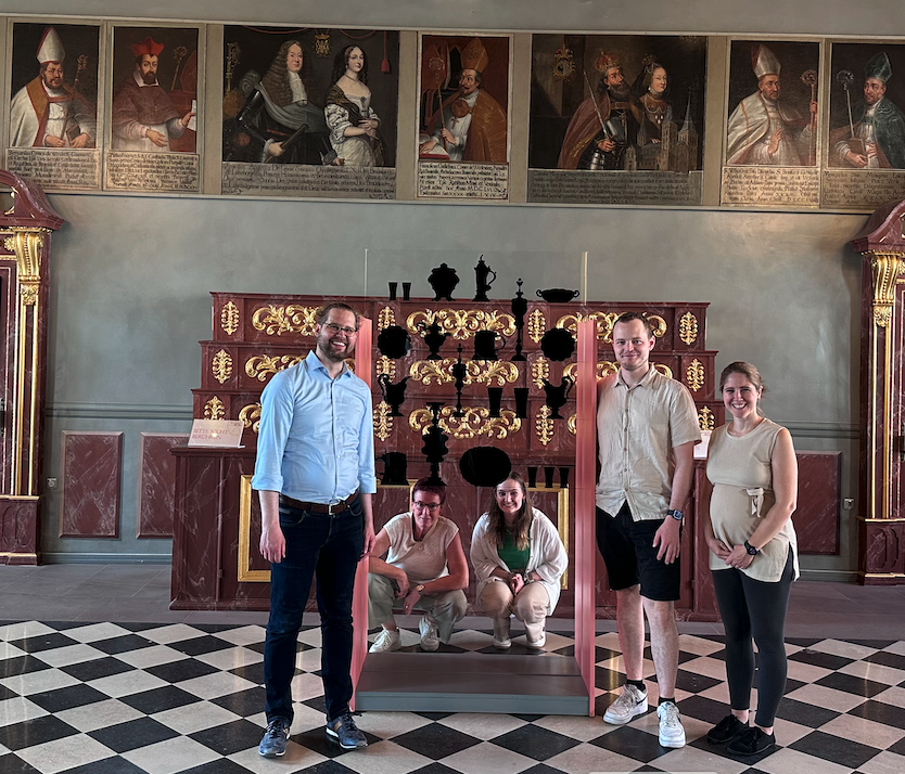 Personengruppe steht im Festsaal des Schlosses Bad Iburg Personengruppe steht im Festsaal des Schlosses Bad Iburg